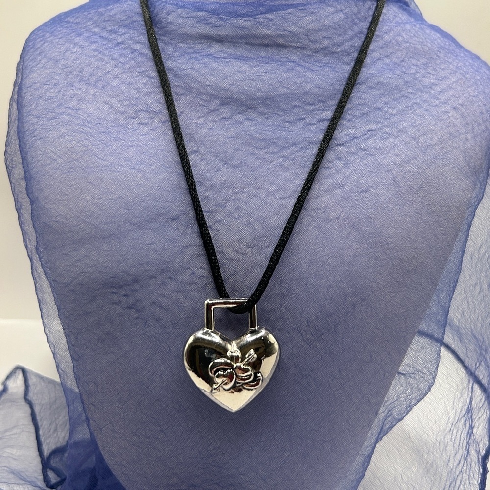 Vintage Silver Heart Lock Pendant Necklace - Picture 7 of 10